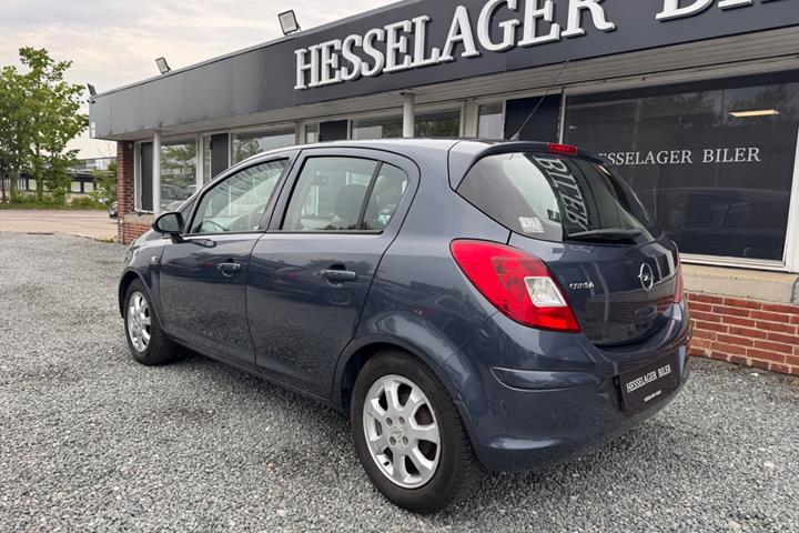 Blå Opel Corsa fra 2009