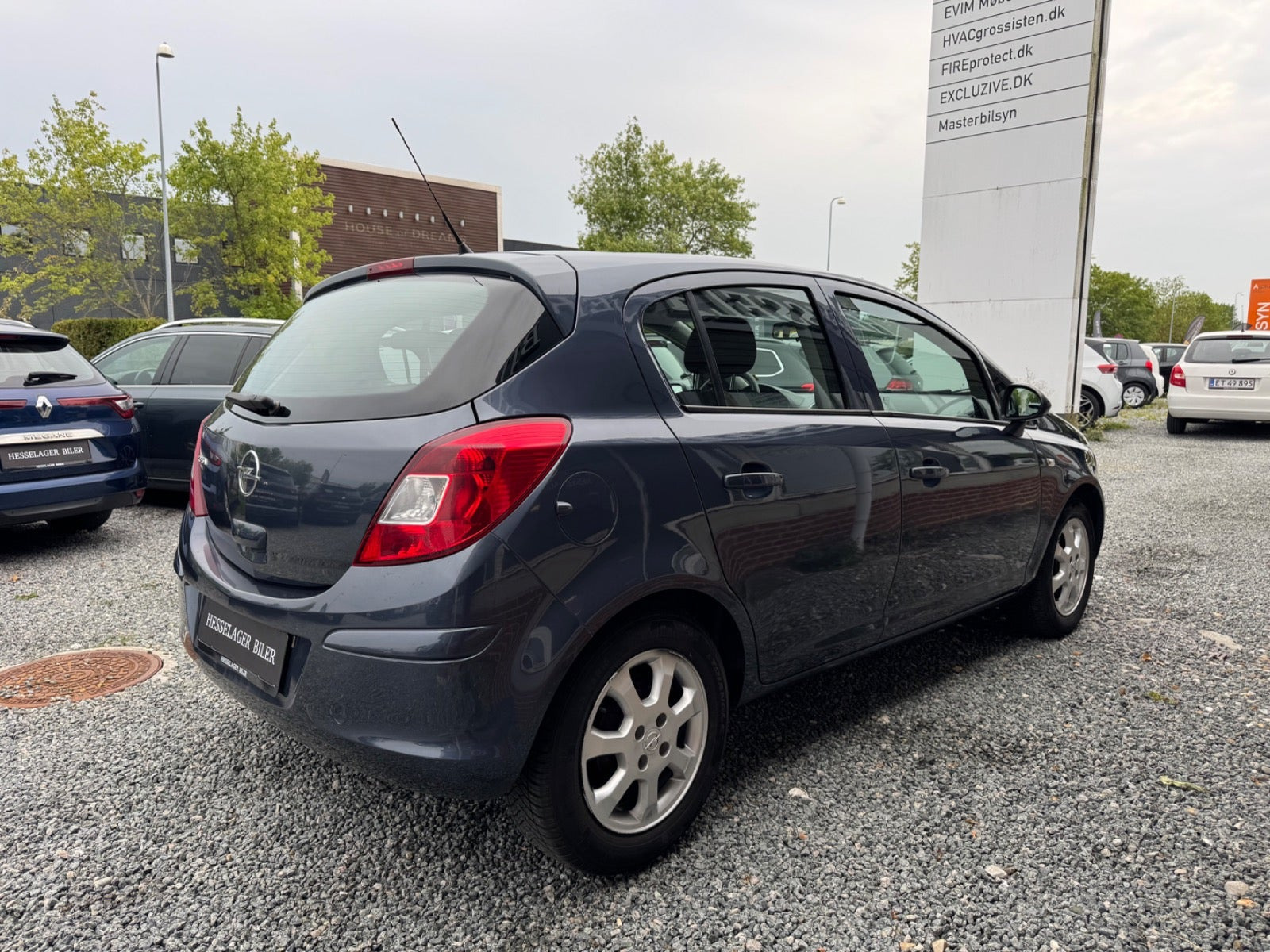 Blå Opel Corsa fra 2009