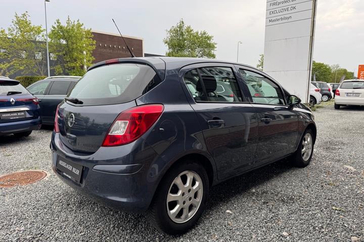 Blå Opel Corsa fra 2009
