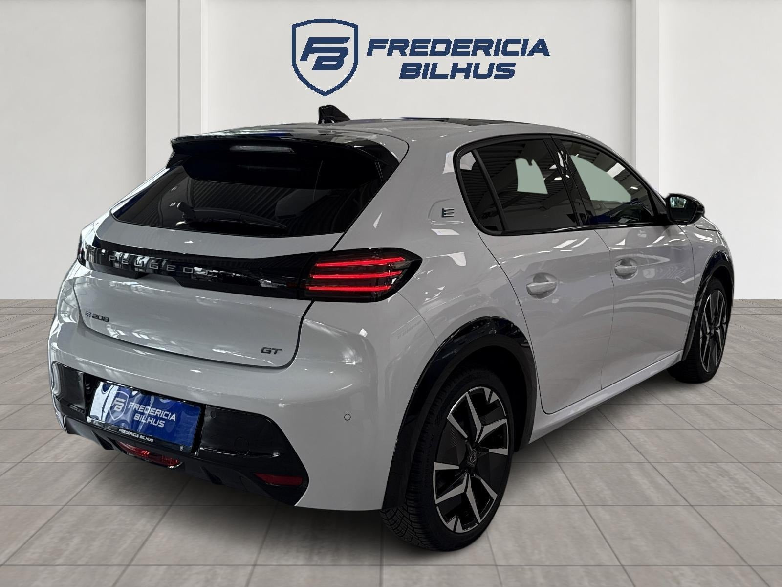 Hvid Peugeot e-208 fra 2025