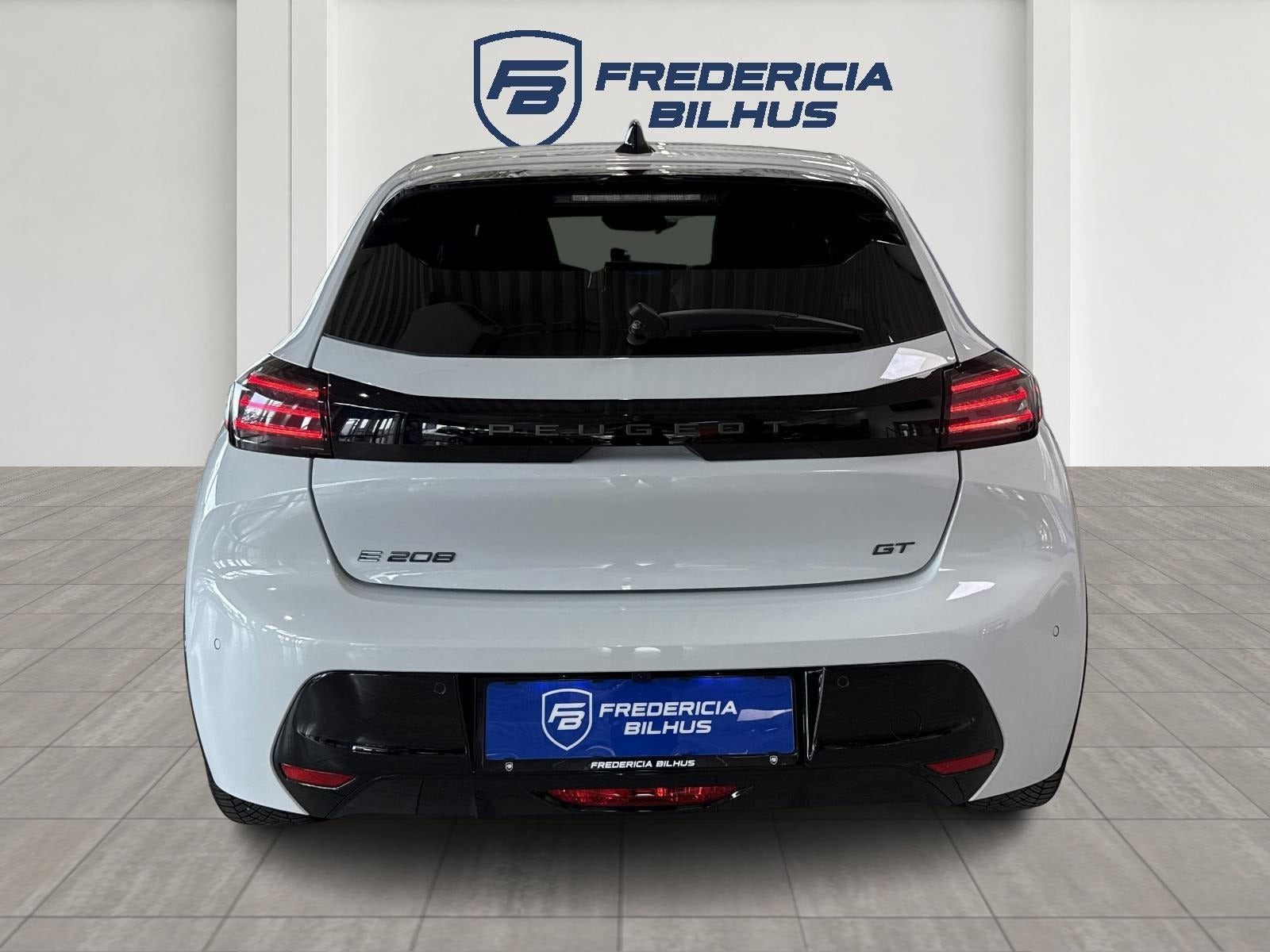 Hvid Peugeot e-208 fra 2025