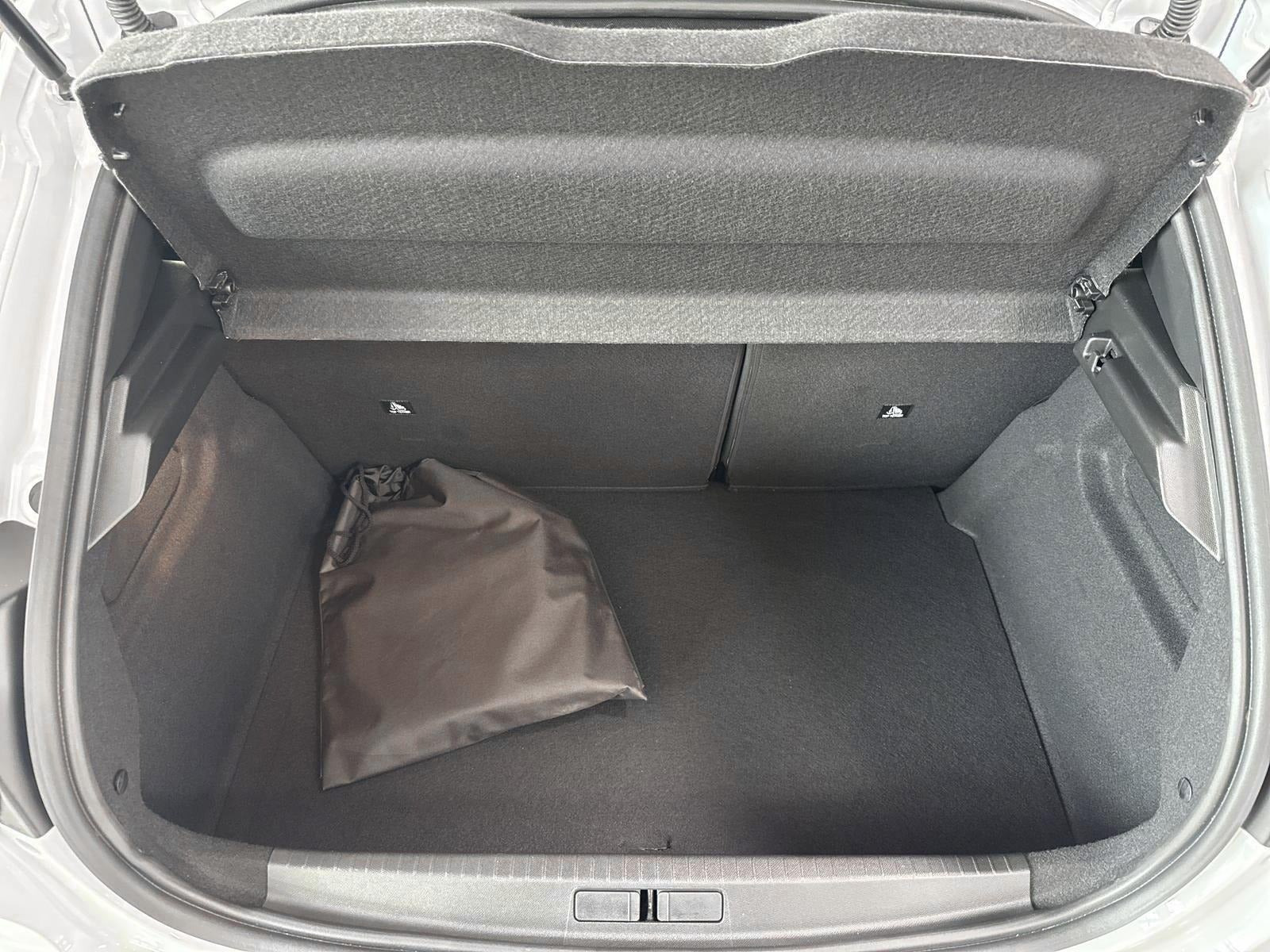 Hvid Peugeot e-208 fra 2025