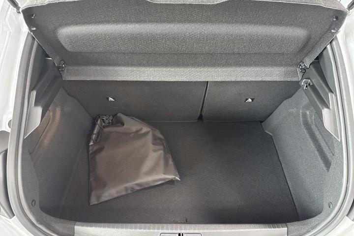 Hvid Peugeot e-208 fra 2025