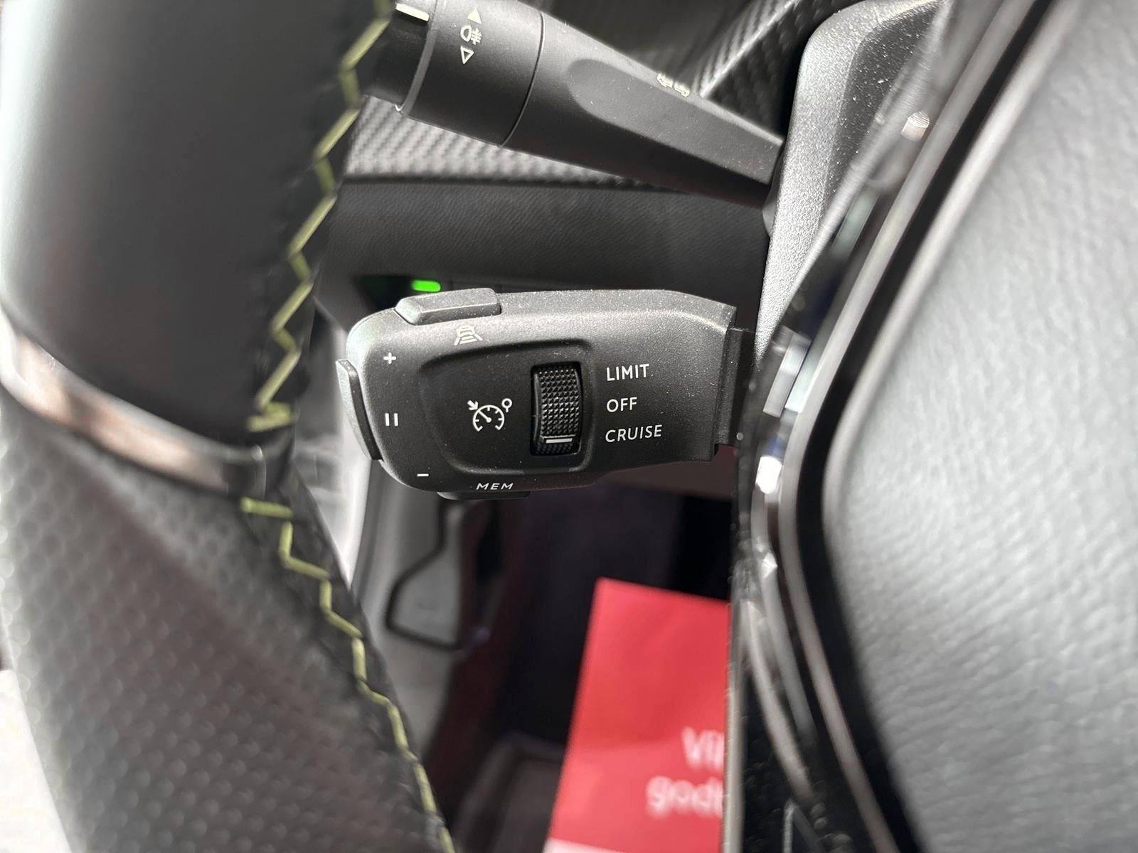 Hvid Peugeot e-208 fra 2025