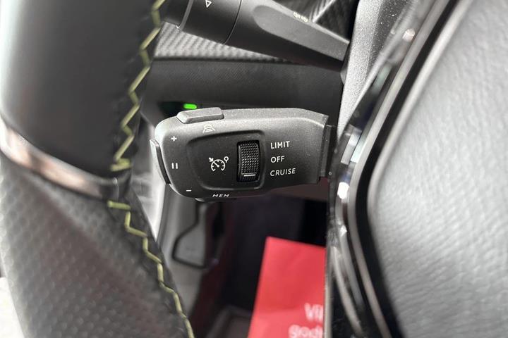 Hvid Peugeot e-208 fra 2025