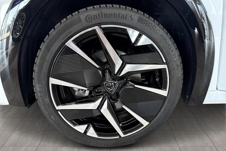 Hvid Peugeot e-208 fra 2025