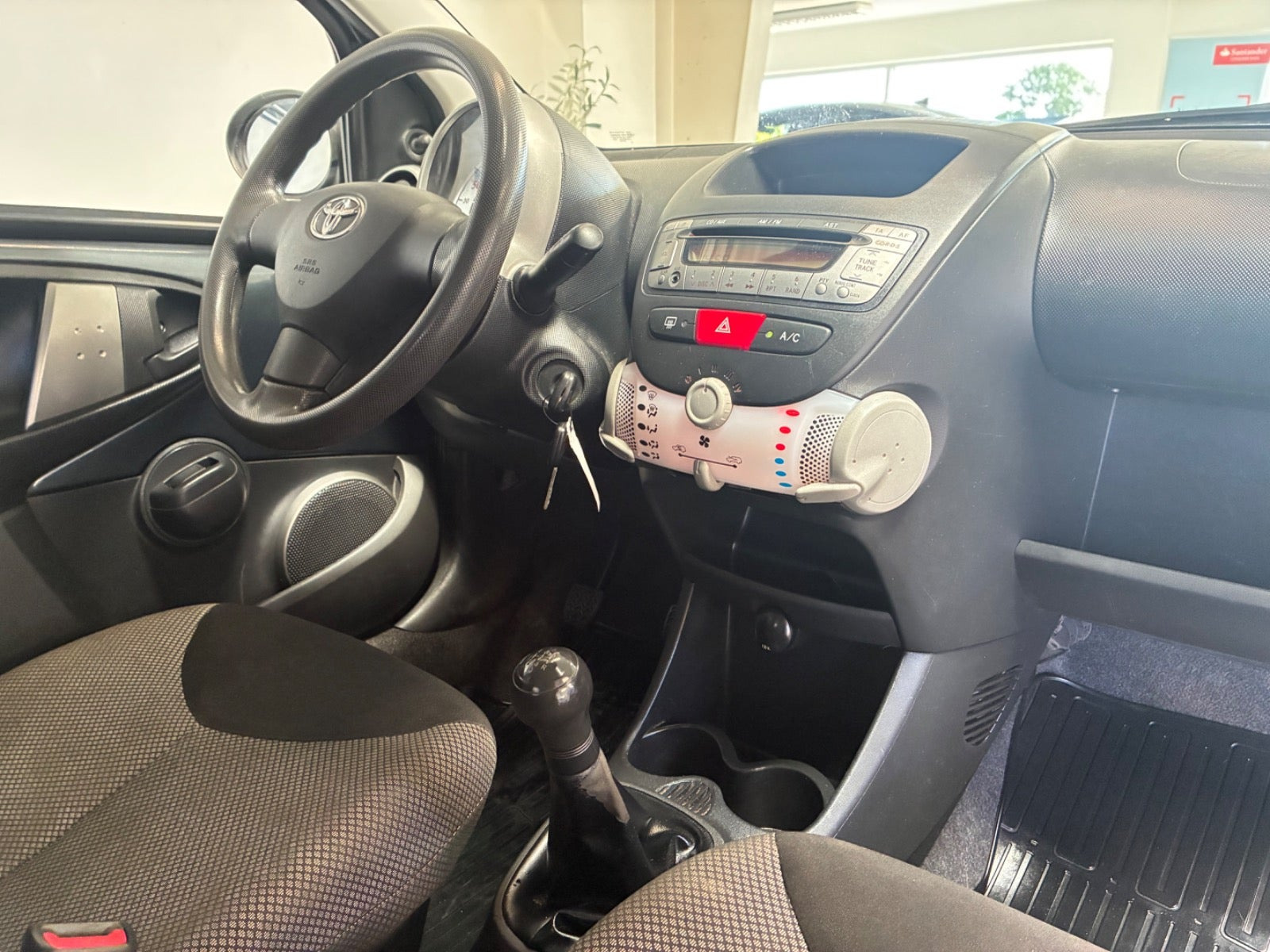 Grå Toyota Aygo fra 2012