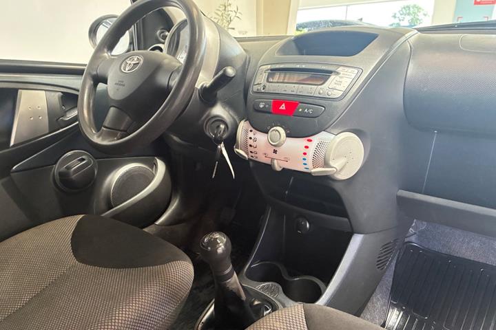 Grå Toyota Aygo fra 2012