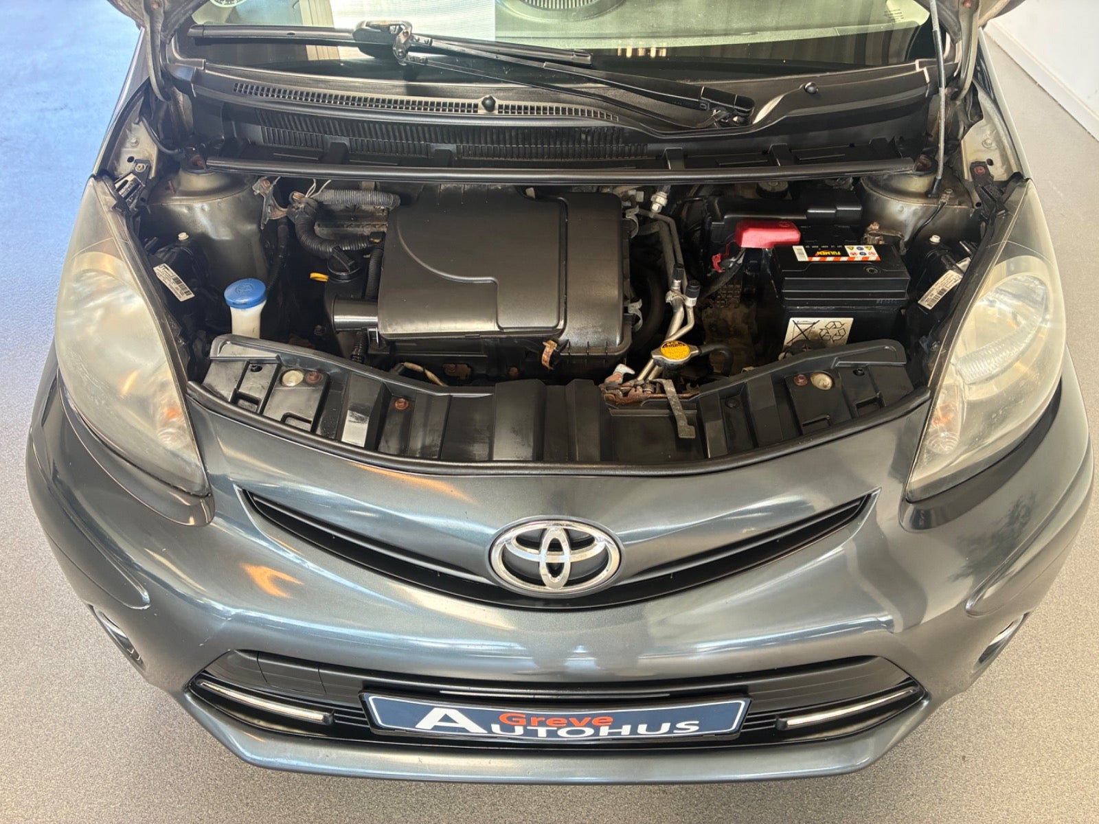 Grå Toyota Aygo fra 2012