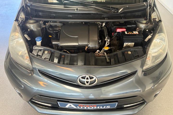 Grå Toyota Aygo fra 2012