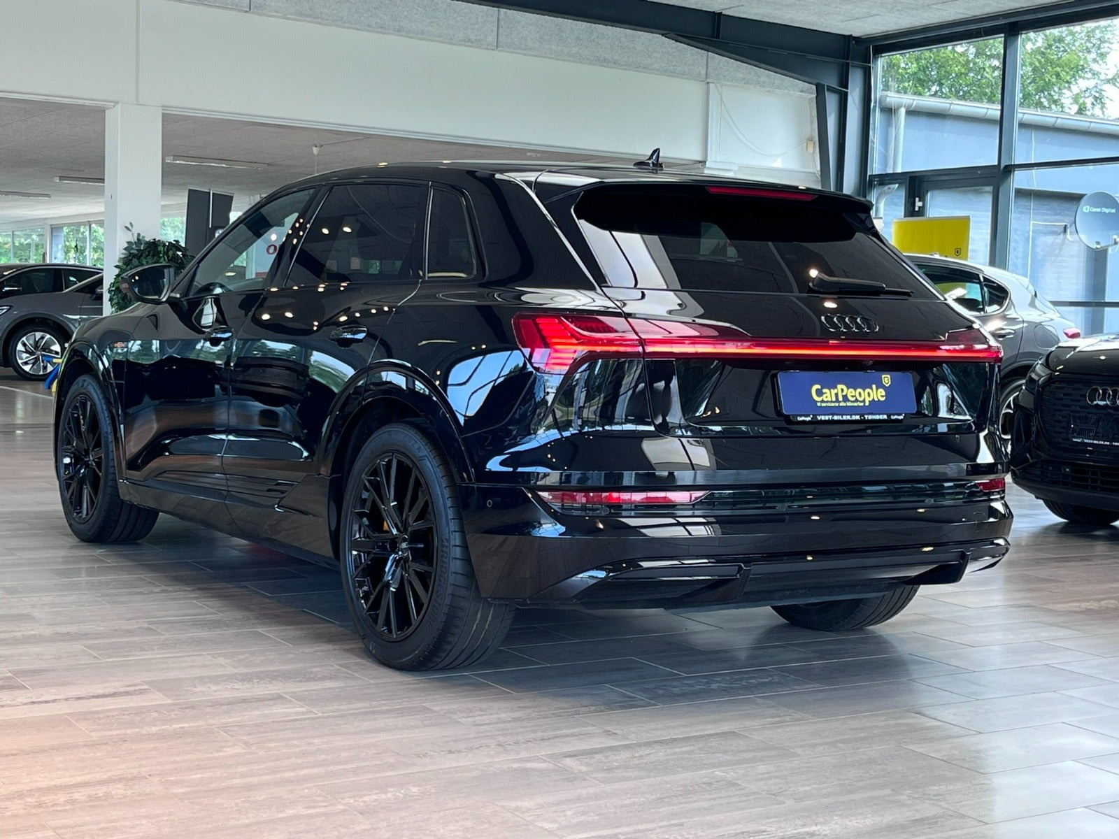 Sort Audi e-tron fra 2023