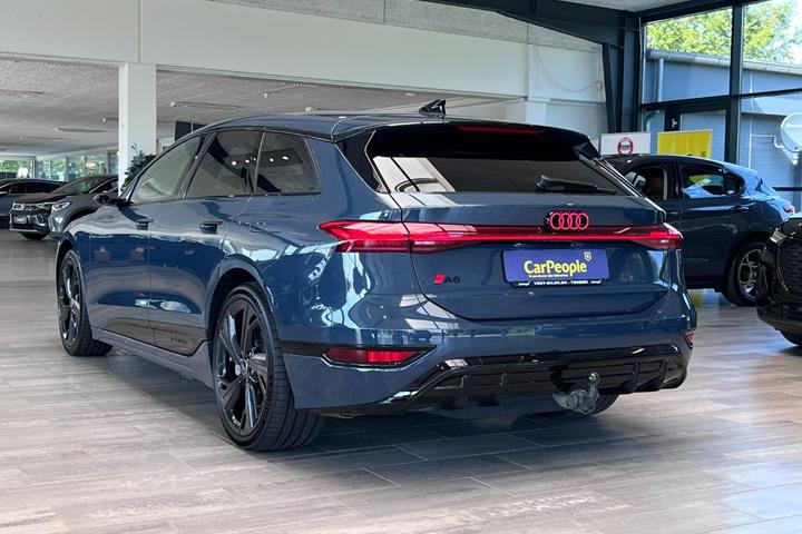Blå Audi A6 e-tron fra 2025