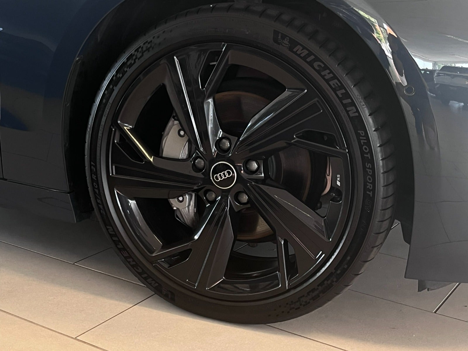 Blå Audi A6 e-tron fra 2025
