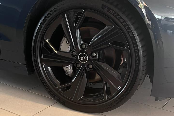 Blå Audi A6 e-tron fra 2025