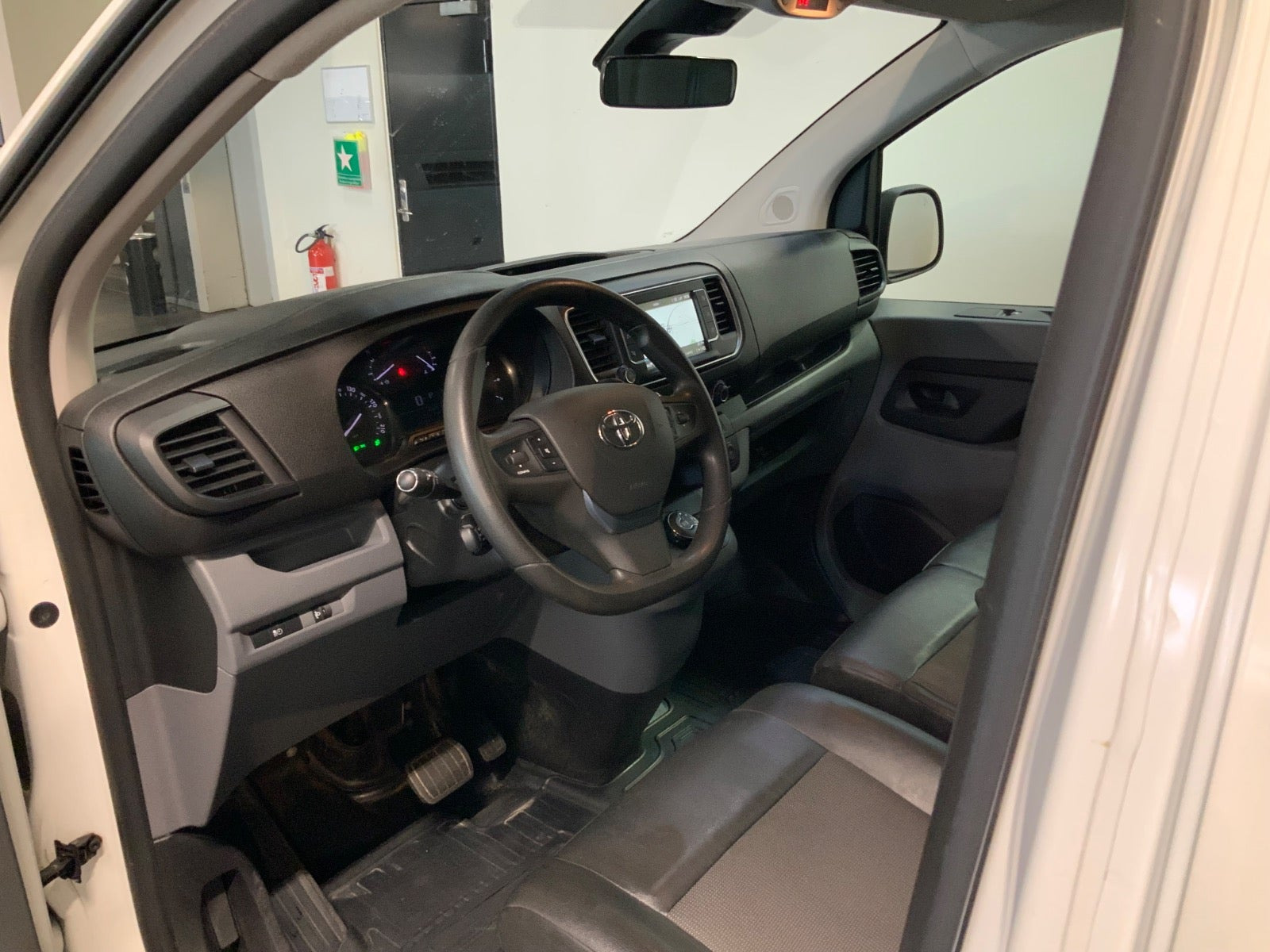 Hvid Toyota ProAce fra 2019
