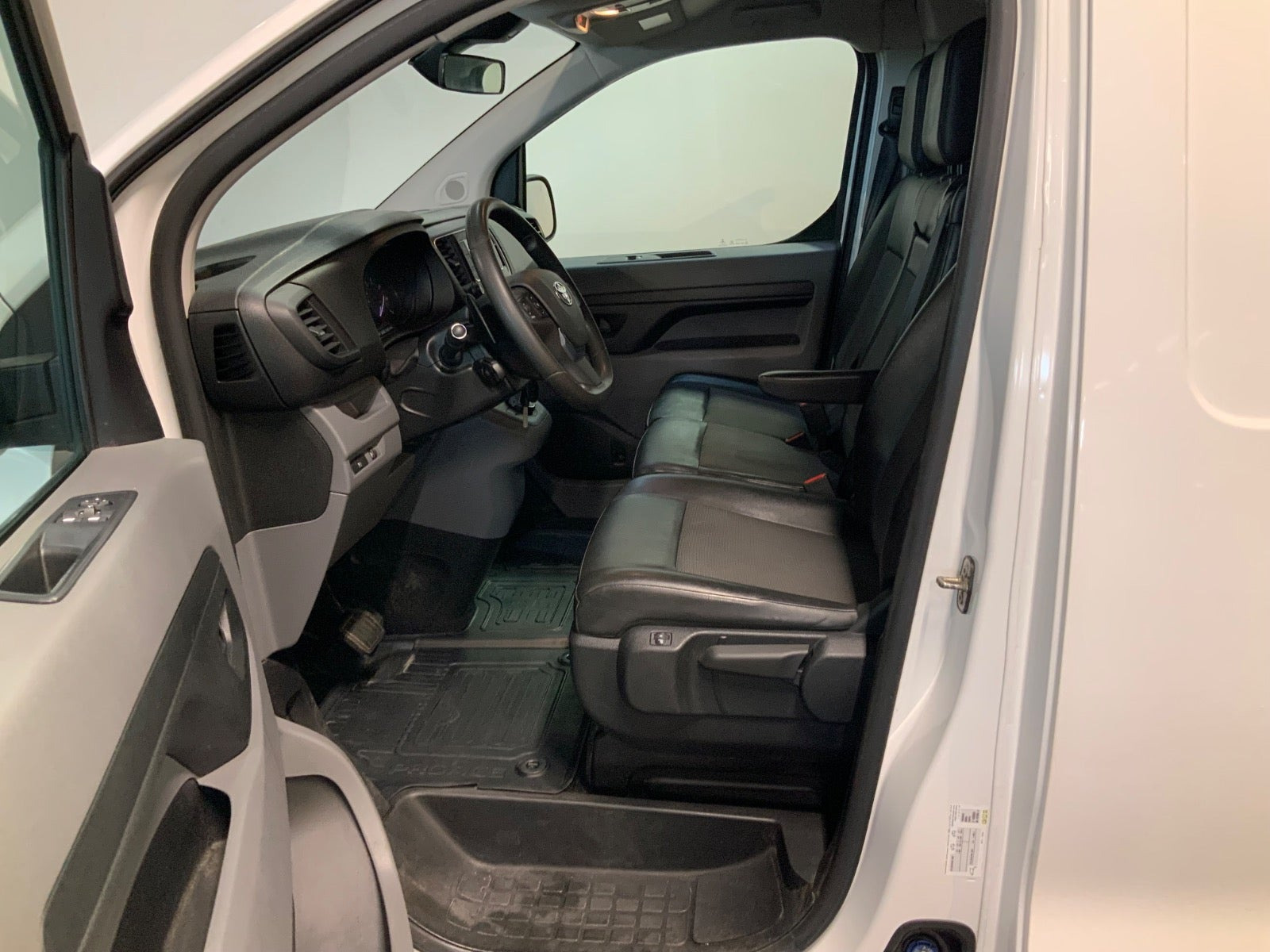 Hvid Toyota ProAce fra 2019