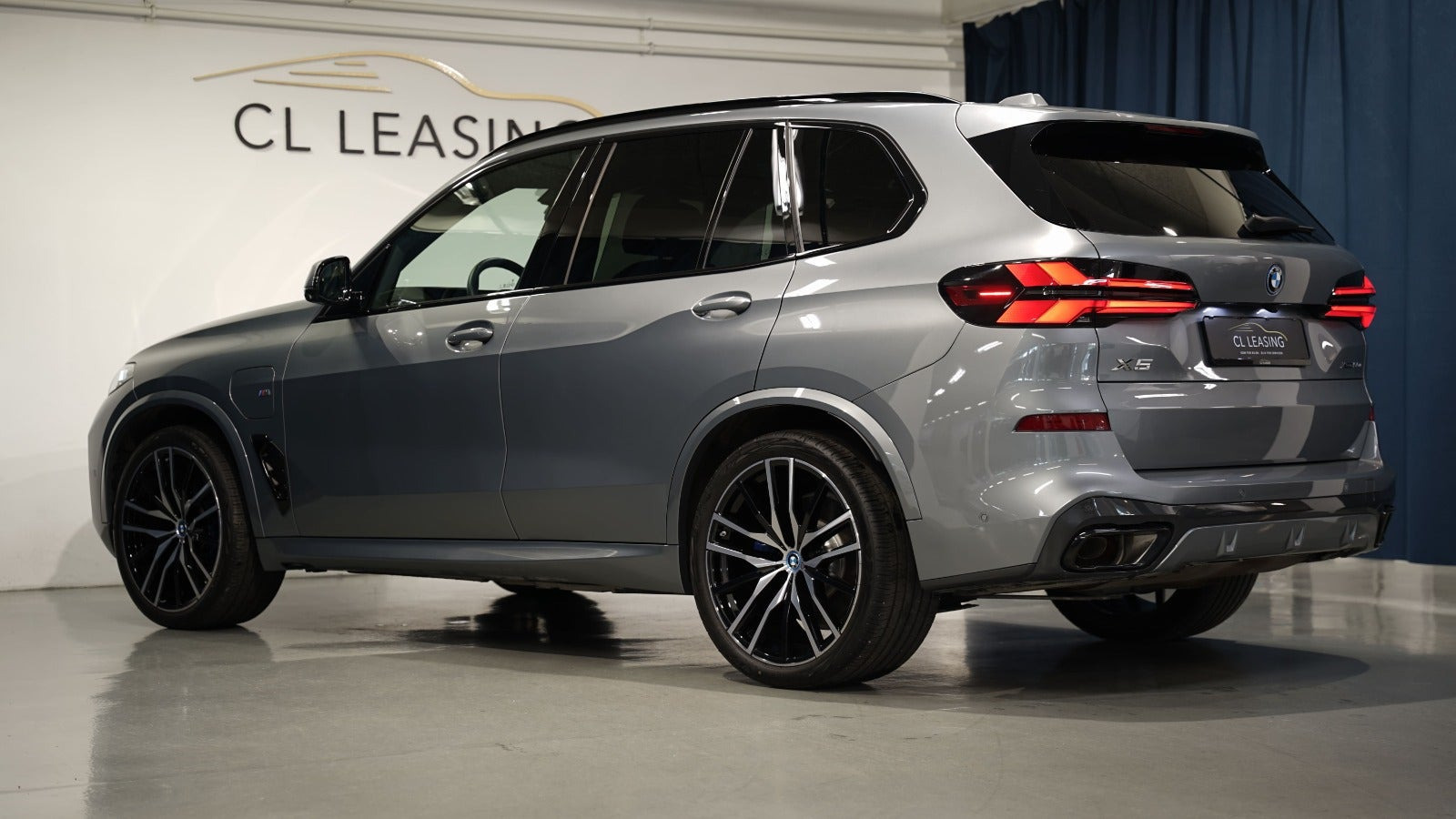 Sølv BMW X5 fra 2024