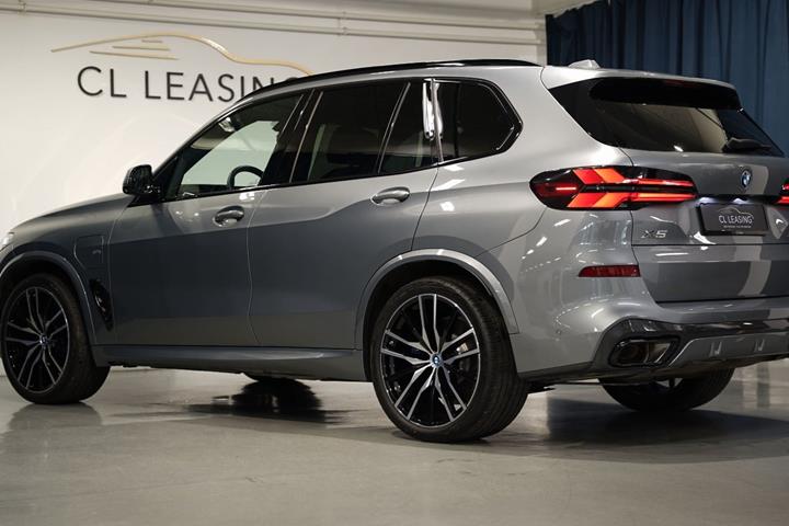 Sølv BMW X5 fra 2024