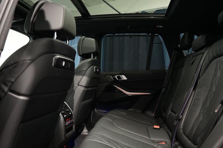 Sølv BMW X5 fra 2024