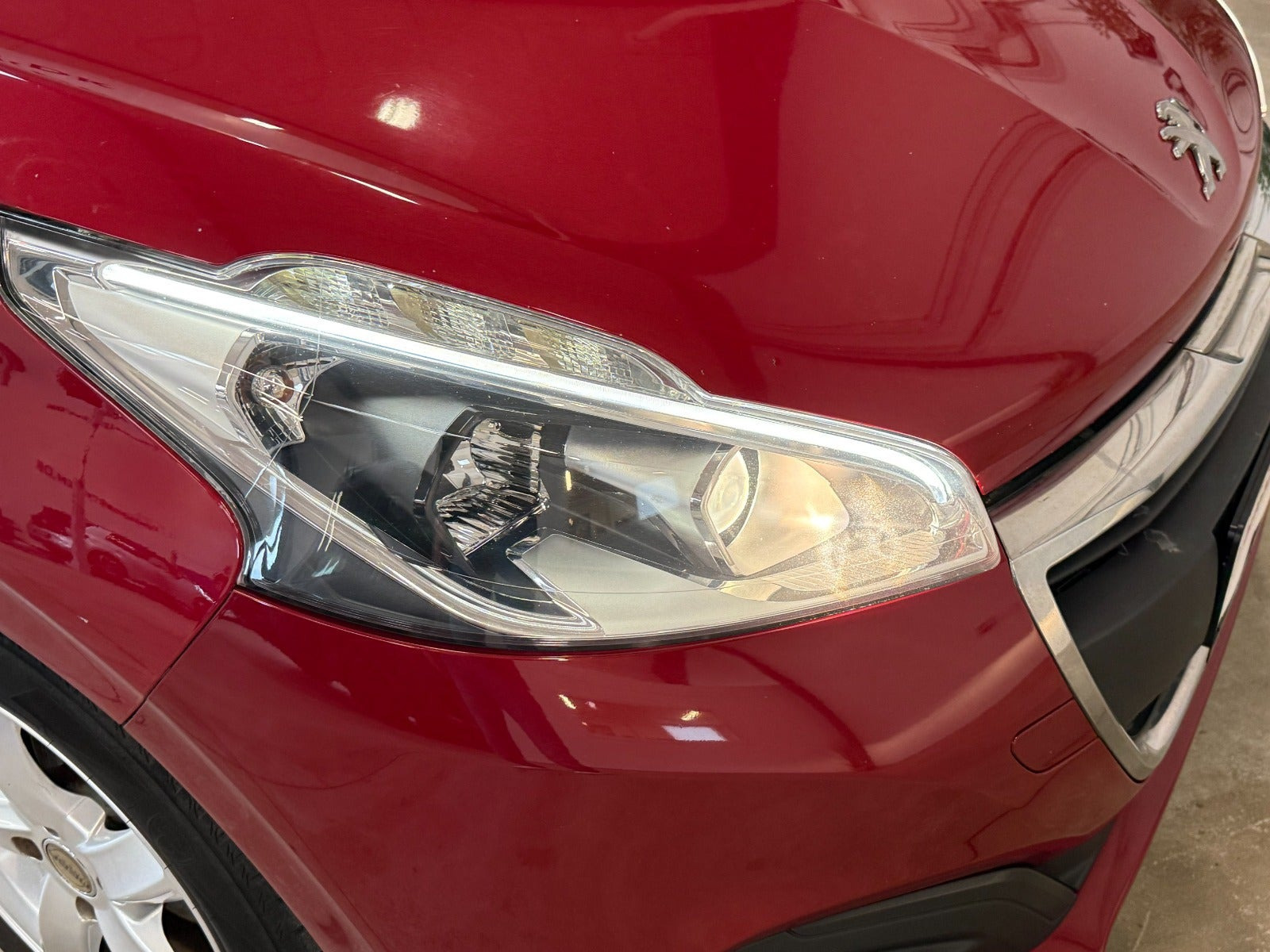 Rød Peugeot 208 fra 2016
