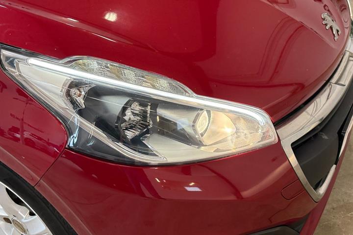 Rød Peugeot 208 fra 2016