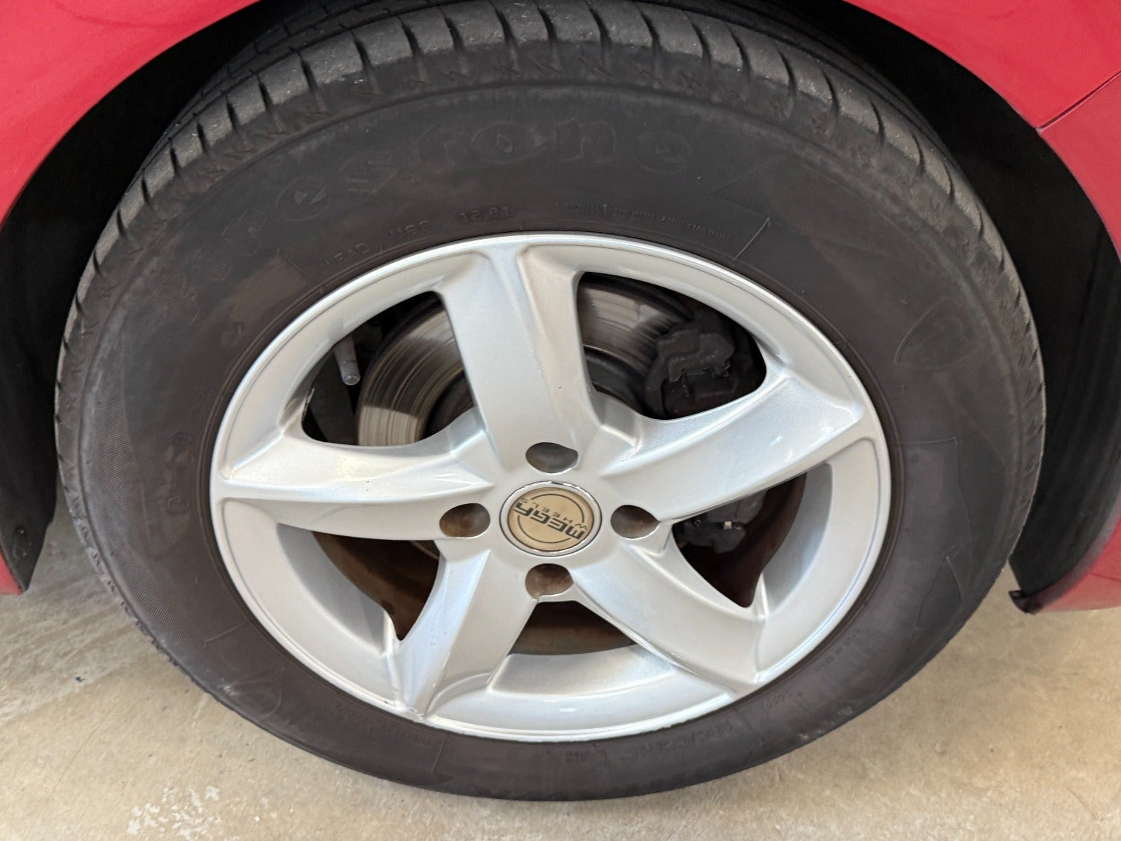 Rød Peugeot 208 fra 2016