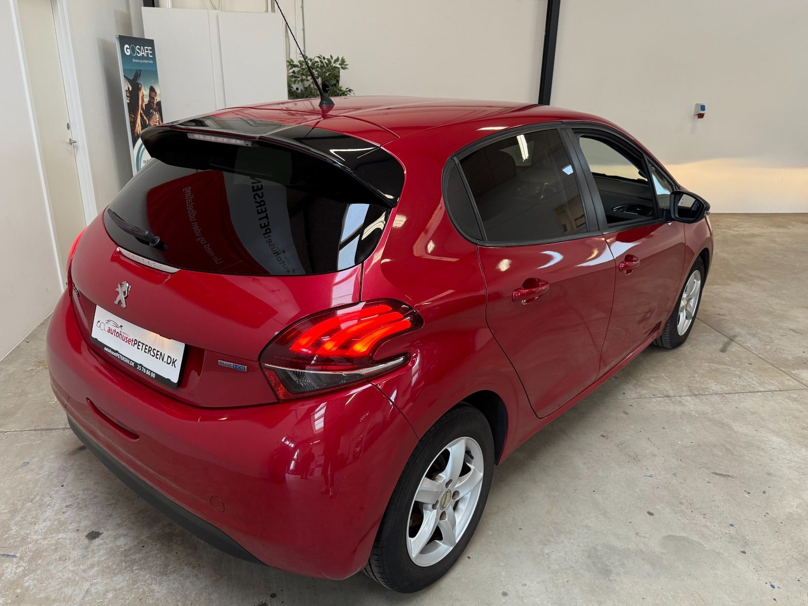 Rød Peugeot 208 fra 2016