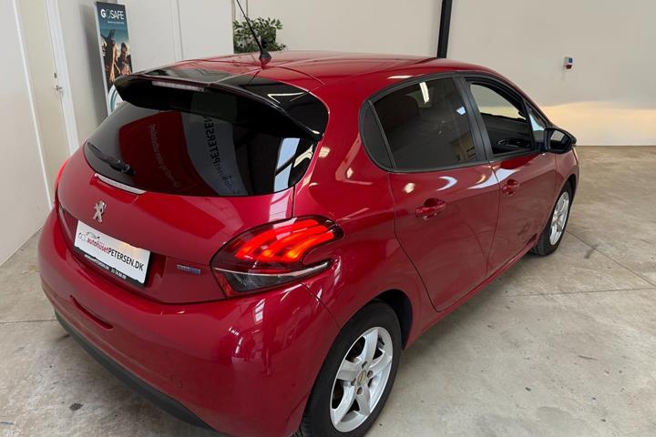 Rød Peugeot 208 fra 2016