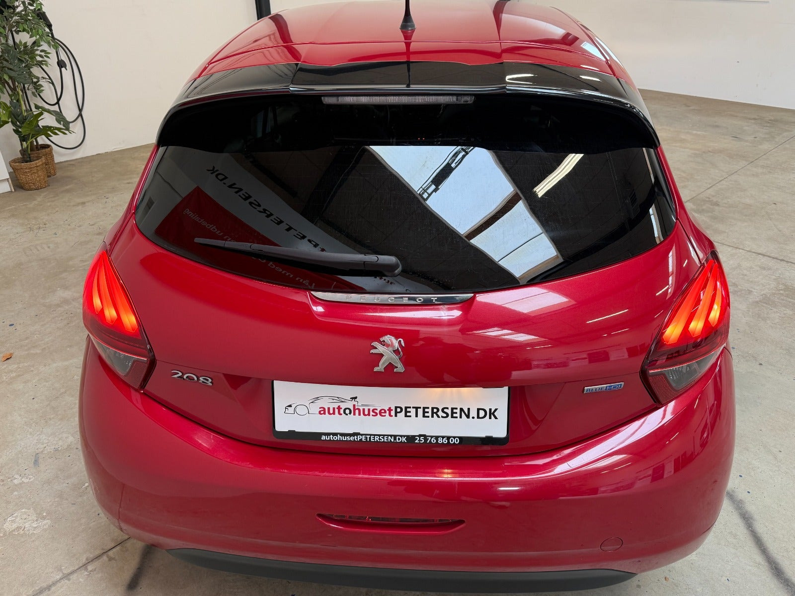 Rød Peugeot 208 fra 2016