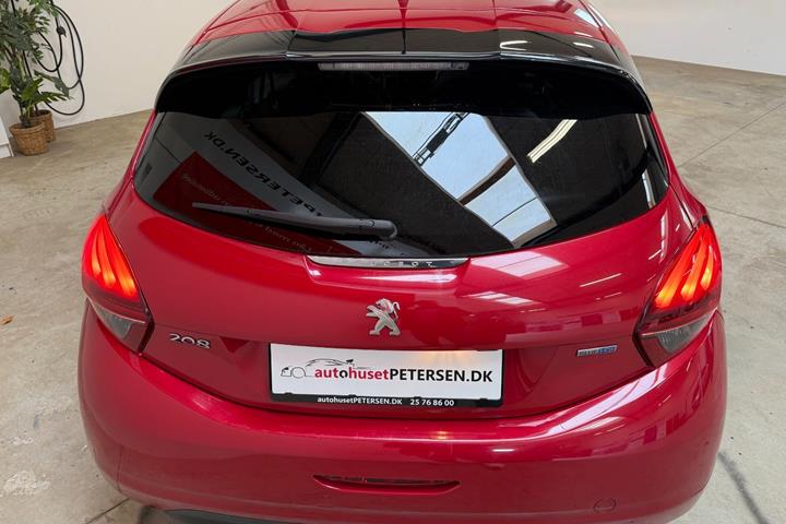 Rød Peugeot 208 fra 2016