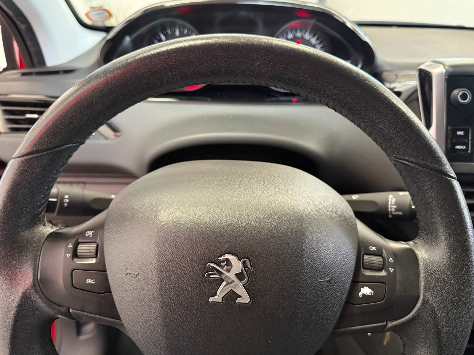 Rød Peugeot 208 fra 2016