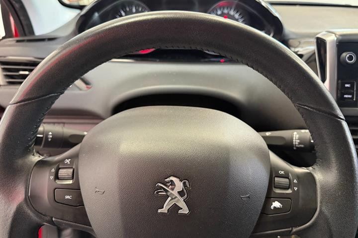 Rød Peugeot 208 fra 2016