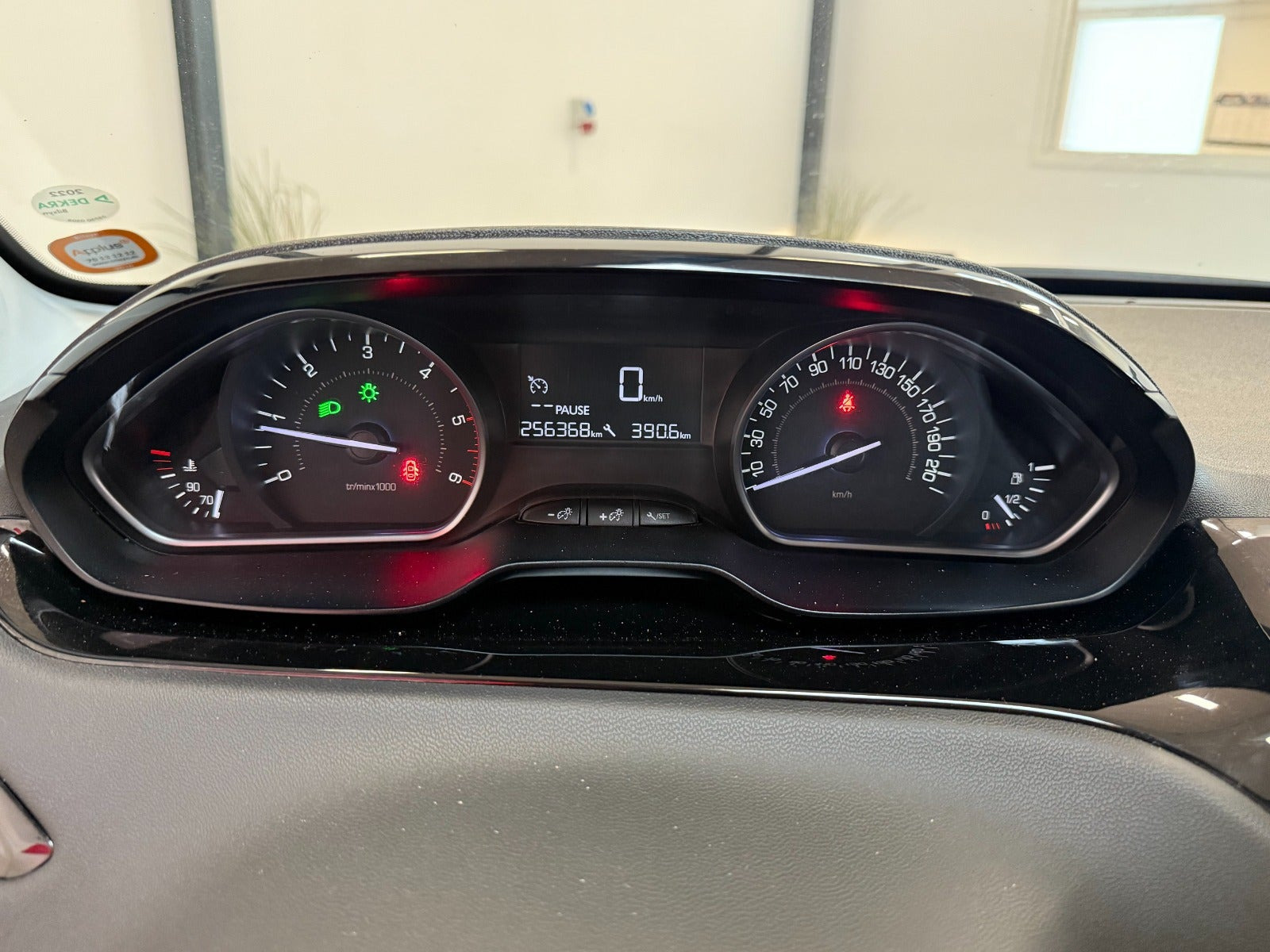 Rød Peugeot 208 fra 2016