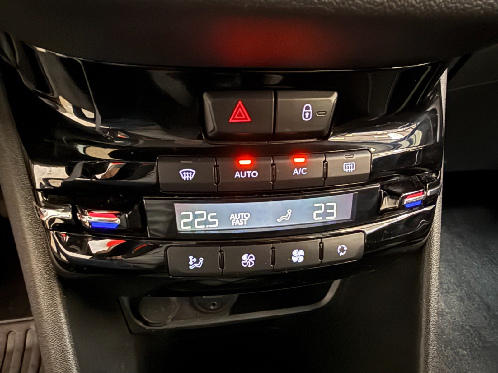 Rød Peugeot 208 fra 2016