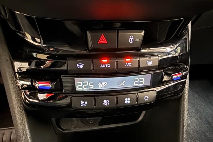 Rød Peugeot 208 fra 2016