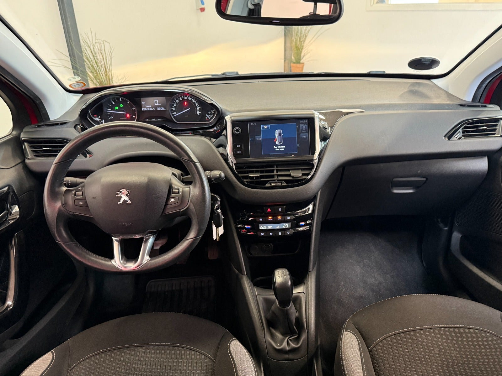Rød Peugeot 208 fra 2016