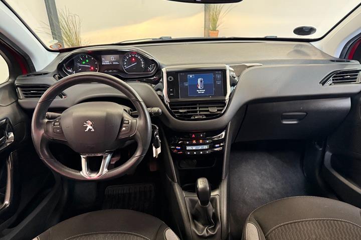 Rød Peugeot 208 fra 2016