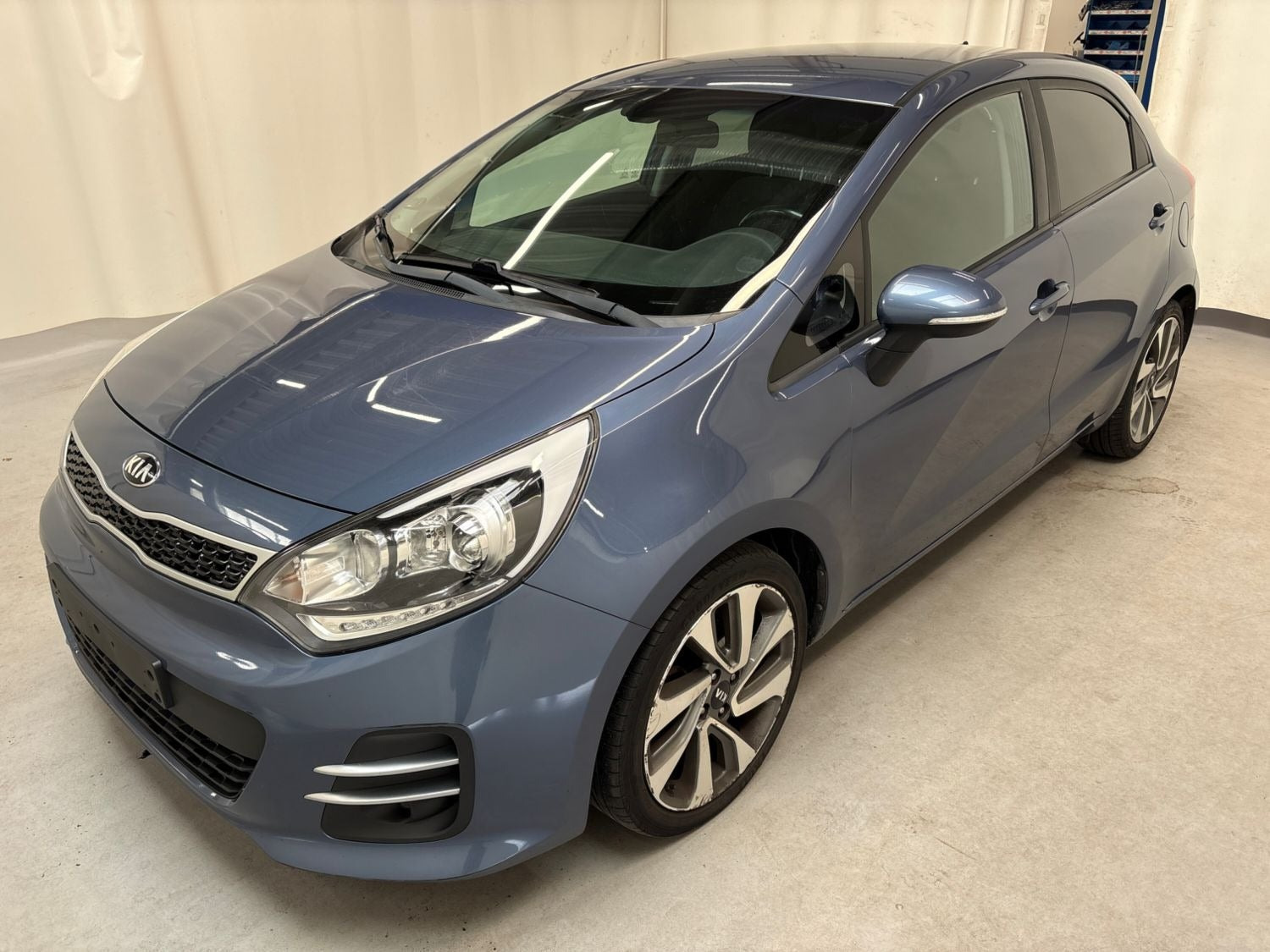 Blå Kia Rio fra 2016