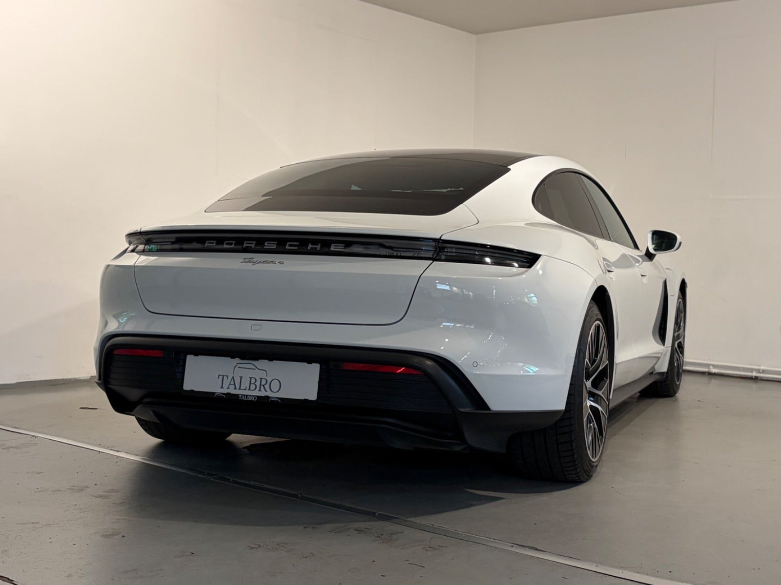 Hvid Porsche Taycan fra 2022