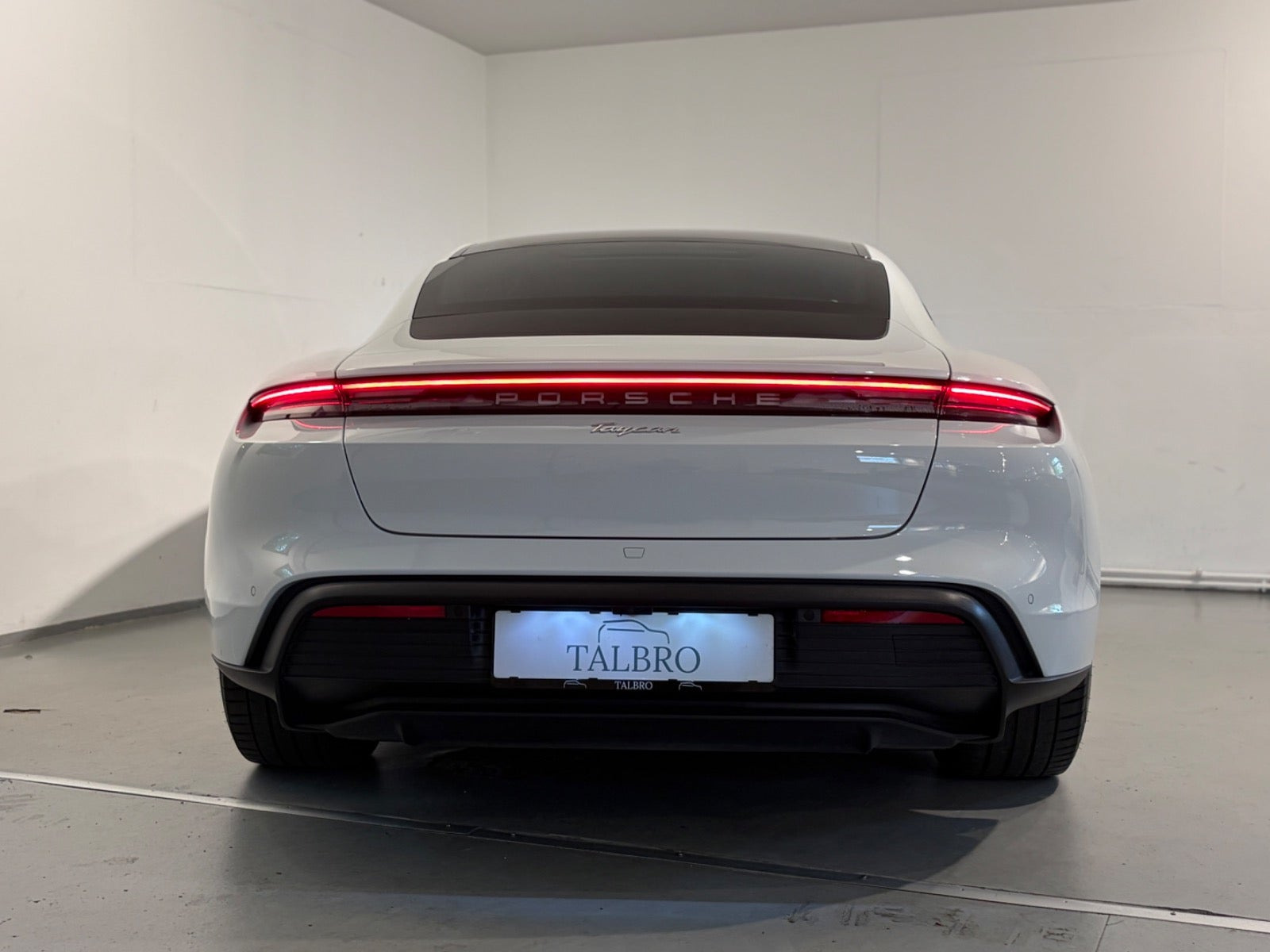 Hvid Porsche Taycan fra 2022