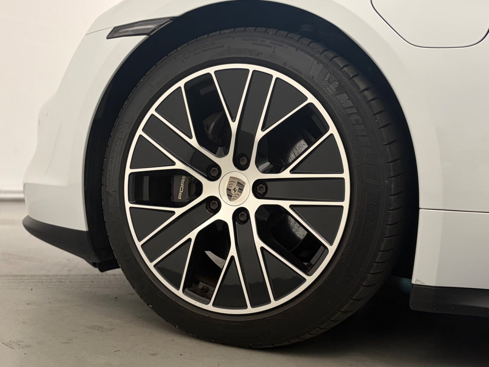 Hvid Porsche Taycan fra 2022