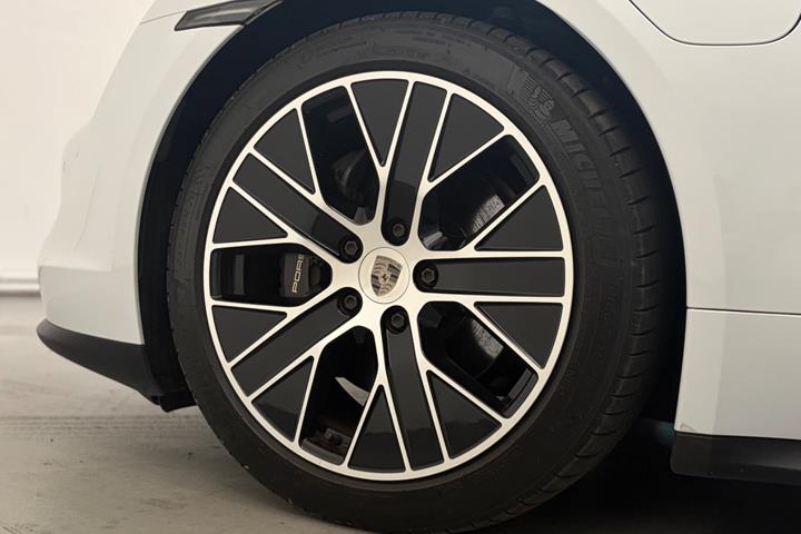 Hvid Porsche Taycan fra 2022