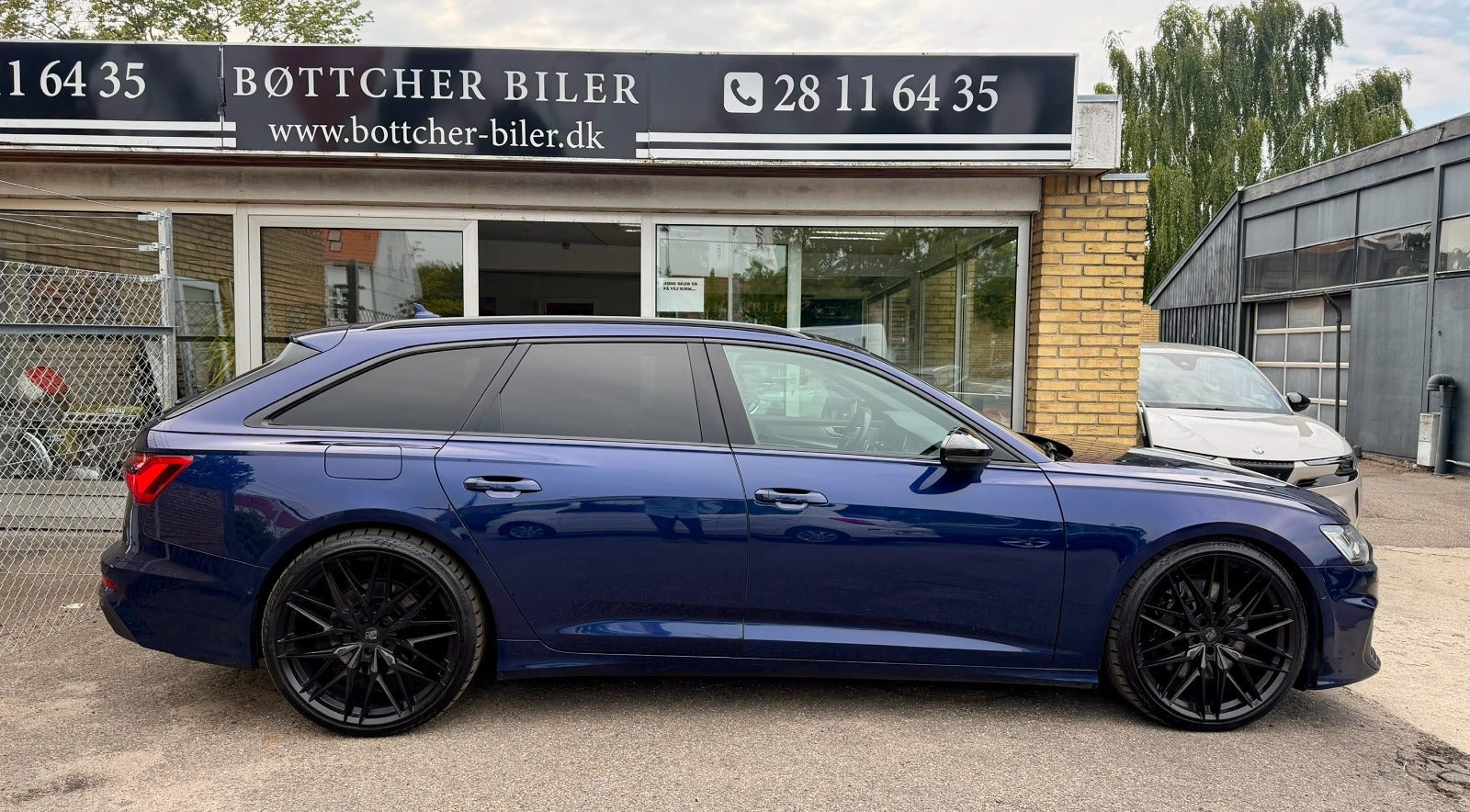 Blå Audi A6 fra 2020
