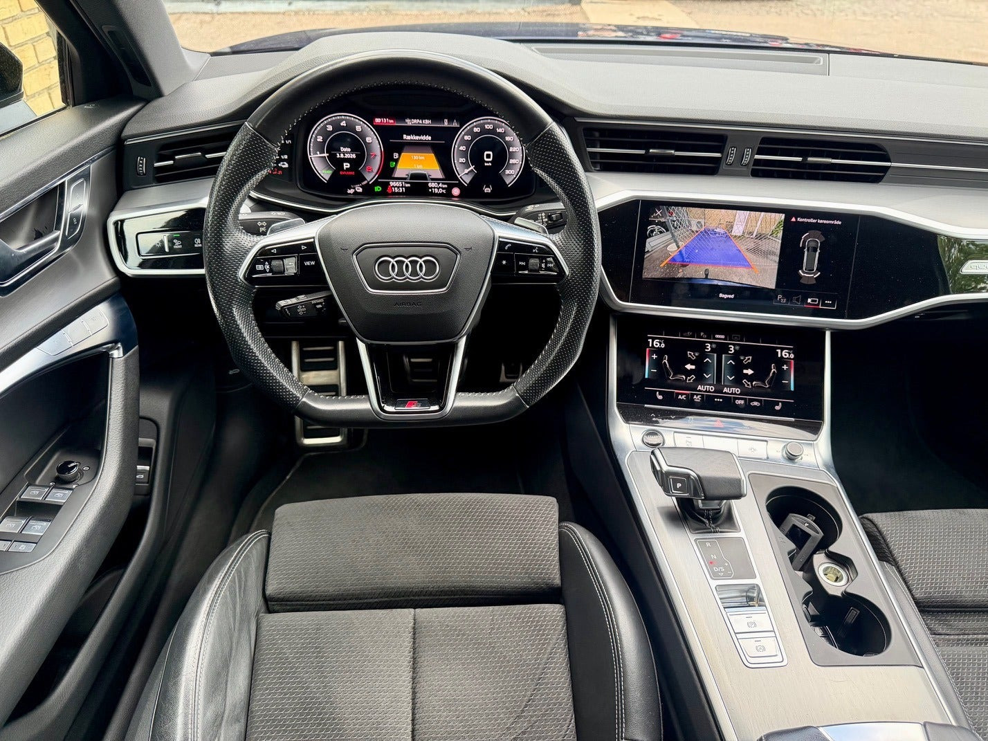 Blå Audi A6 fra 2020