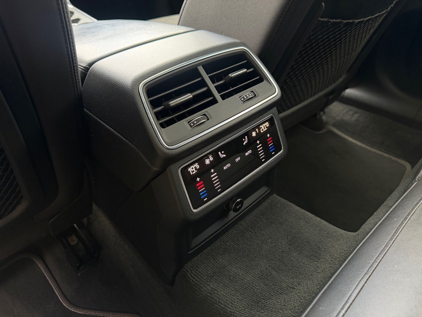 Blå Audi A6 fra 2020