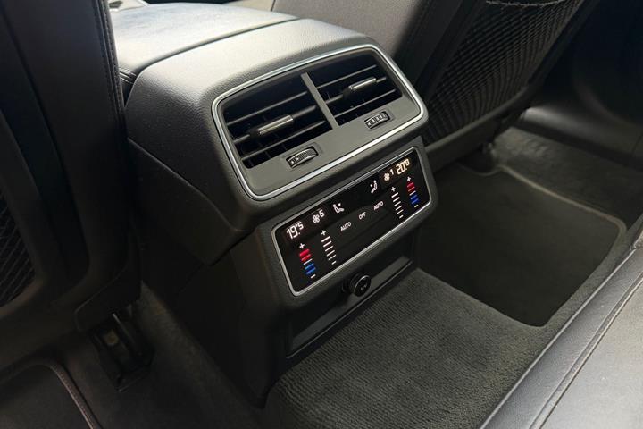 Blå Audi A6 fra 2020