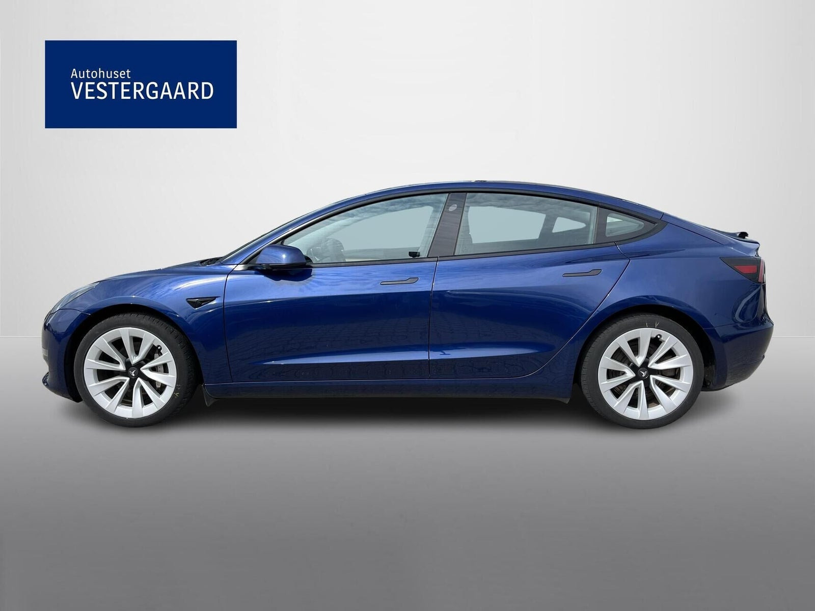 Blå Tesla Model 3 fra 2022