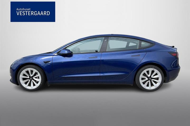 Blå Tesla Model 3 fra 2022