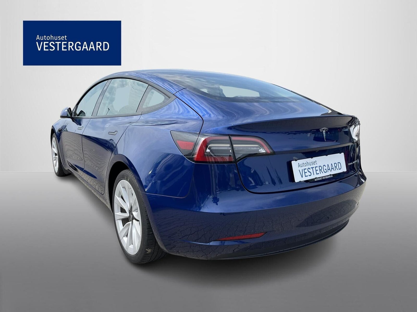 Blå Tesla Model 3 fra 2022