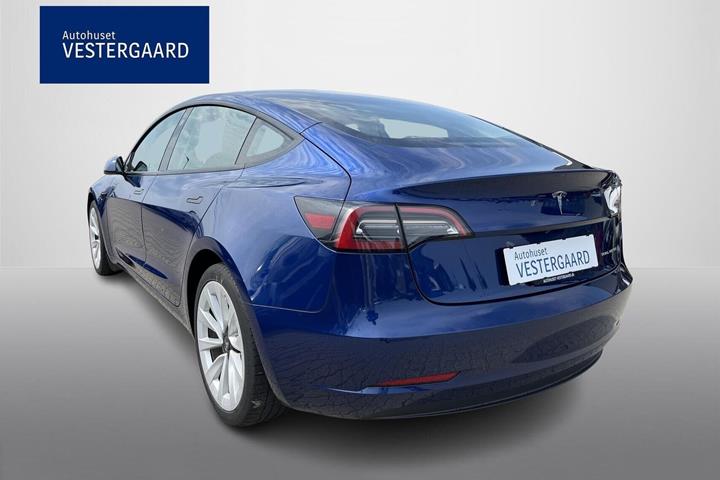 Blå Tesla Model 3 fra 2022